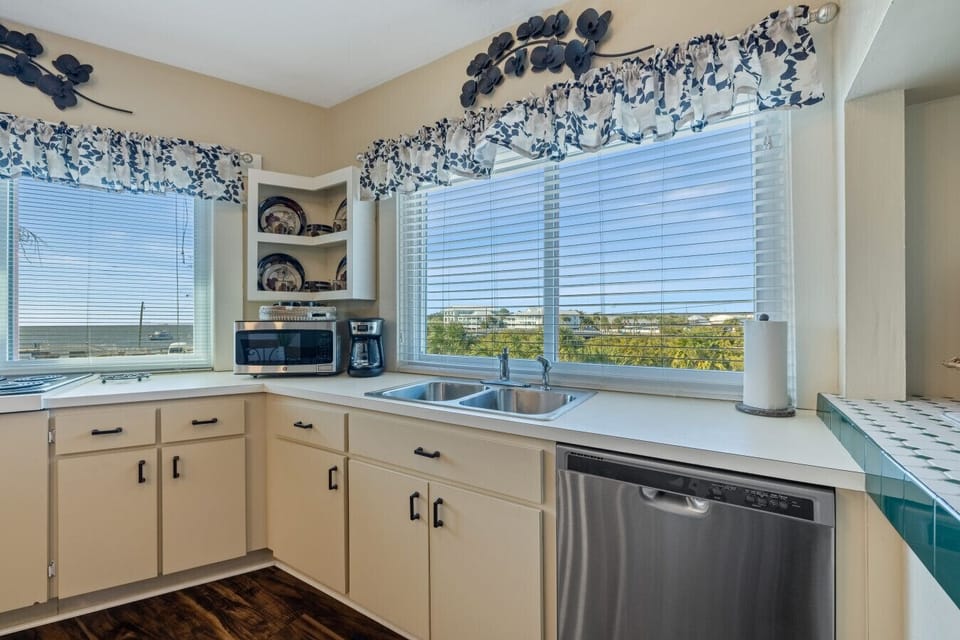 Kitchen with dishwasher!