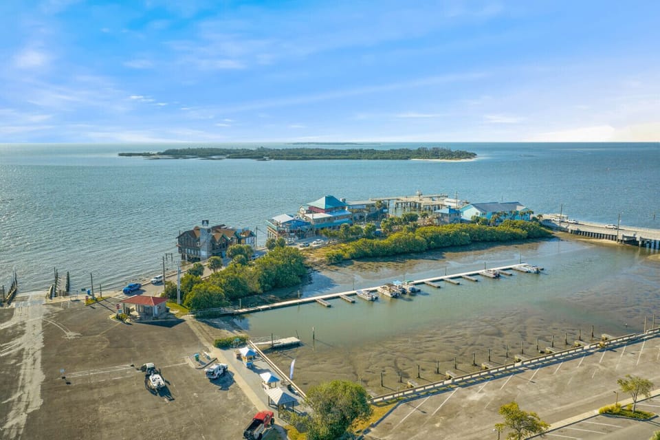 2 minutes from the boat marina!
