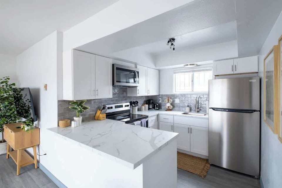 Entertain in style with plenty of space to prep drinks and good food 