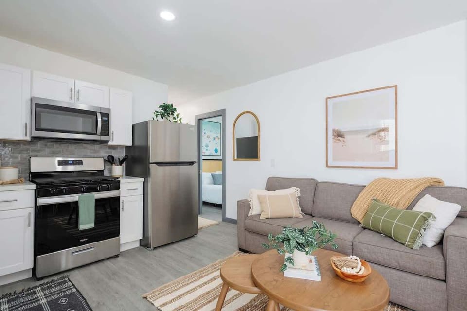 Welcome to the gorgeous 1BR oasis, a dream vacation destination in the beautiful Ocean Beach neighborhood in San Diego, CA. 