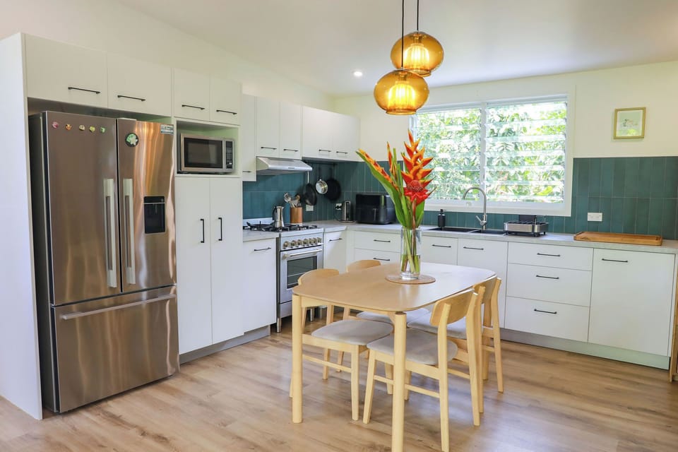 Deluxe House, 2 Bedrooms, Private Pool | Private kitchen | Electric kettle, toaster, dining table