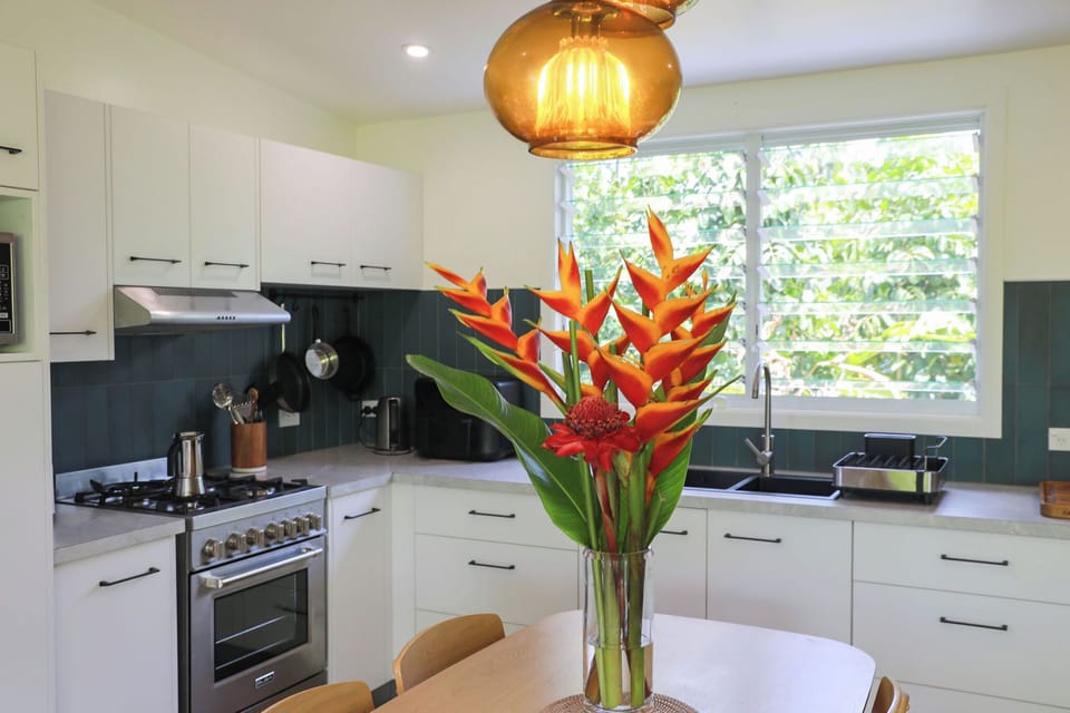 Deluxe House, 2 Bedrooms, Private Pool | Private kitchen | Electric kettle, toaster, dining table