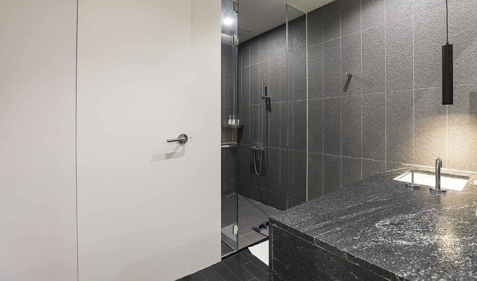 Deluxe Room | Bathroom
