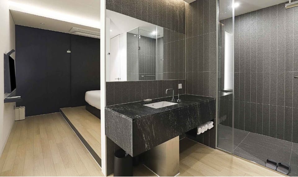 Deluxe Room | Bathroom