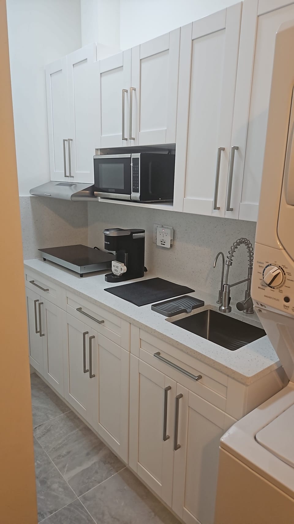Compact kitchen fully equipped with everything you need for a comfortable stay.