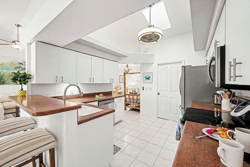 Large Kitchen with Lots of Preparation Space