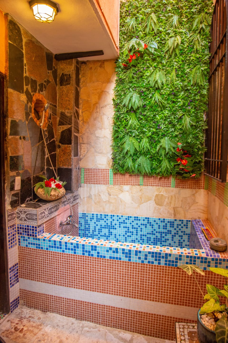 Suite (Isabela Catolica) | Bathroom | Shower, free toiletries, hair dryer, towels