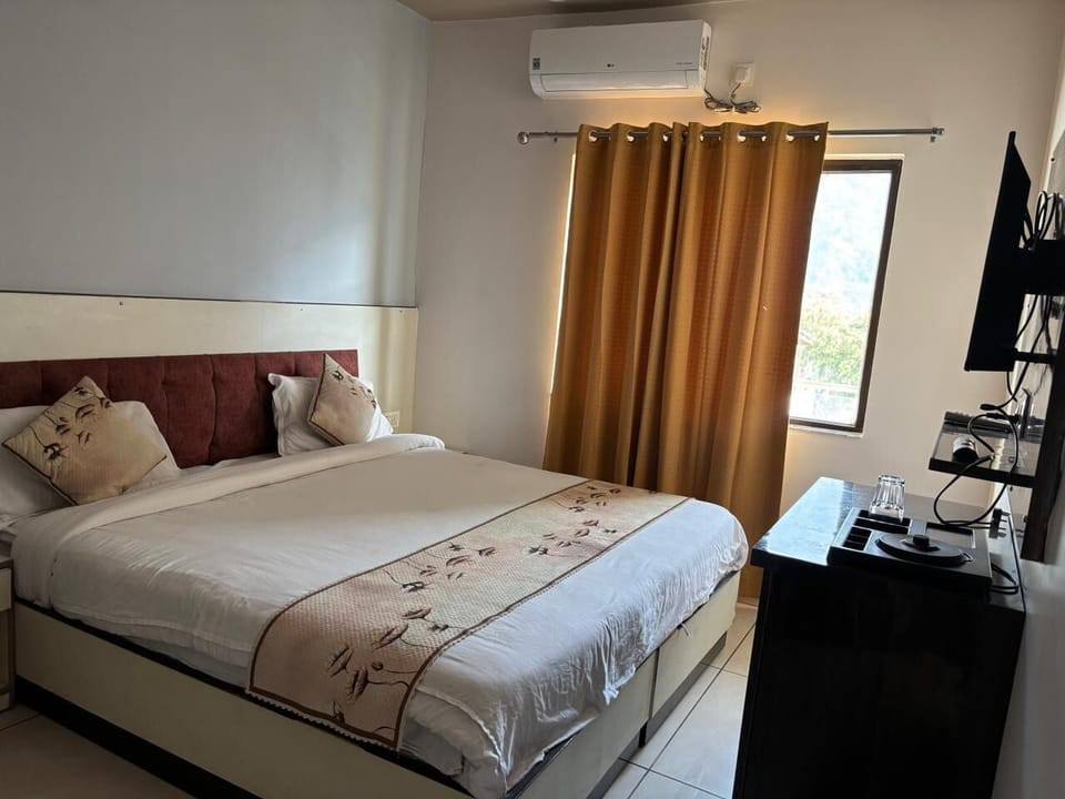 Deluxe Room, 1 Bedroom, Balcony | In-room safe, laptop workspace, soundproofing, iron/ironing board
