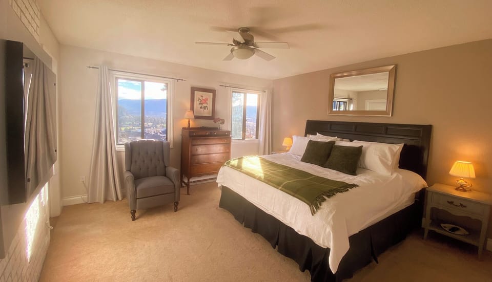 Rose Room | Premium bedding, iron/ironing board, WiFi (free), bed sheets