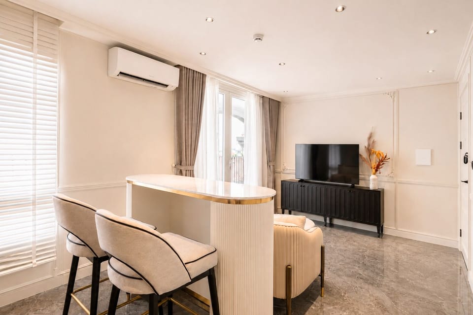 Suite, Balcony | Living area | 50-cm flat-screen TV with satellite channels