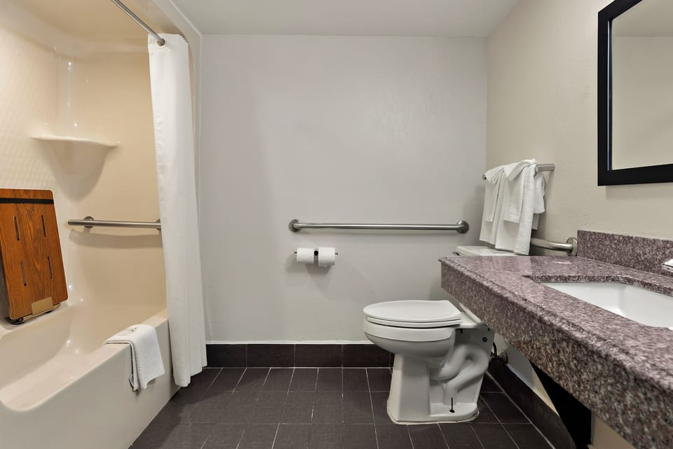 Room, 1 Queen Bed, Accessible Bathtub, Non Smoking | Bathroom | Hair dryer, towels, soap, shampoo