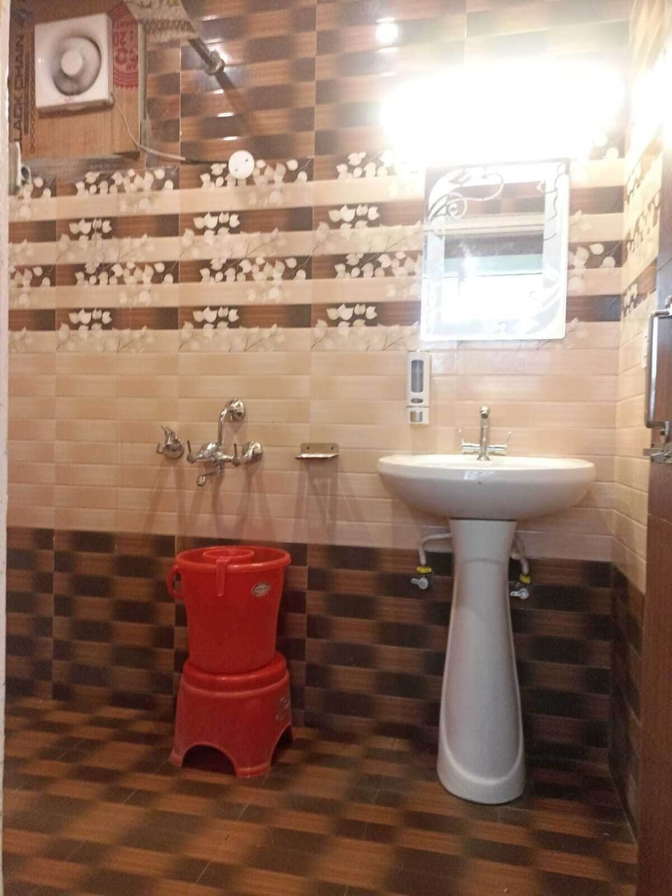 Family Room | Bathroom | Shower, free toiletries, towels, soap