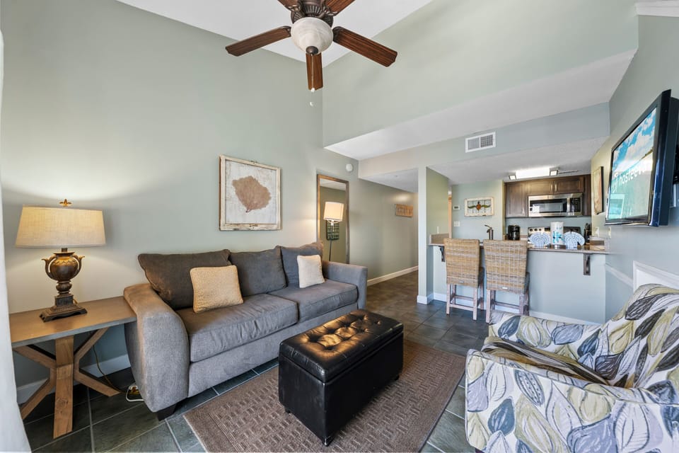 Comfort Condo, 1 Bedroom, Balcony, Beachside | Living room | 32-inch Smart TV with cable channels