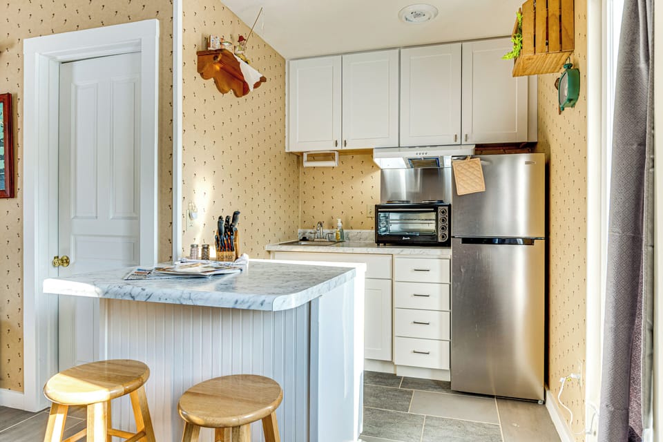 Kitchenette | Hot Plate | Drip Coffee Maker