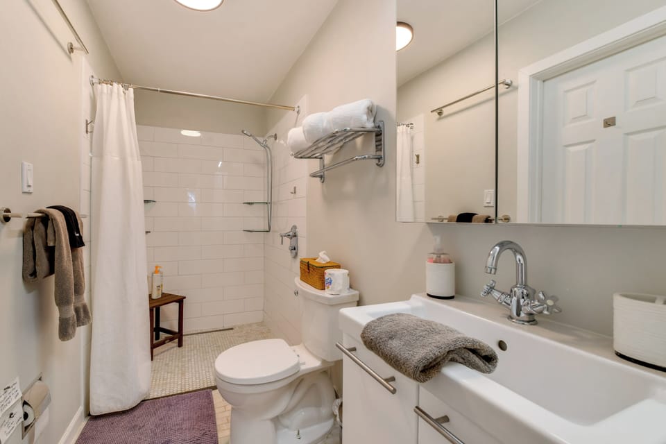 Full Bathroom | Towels Provided