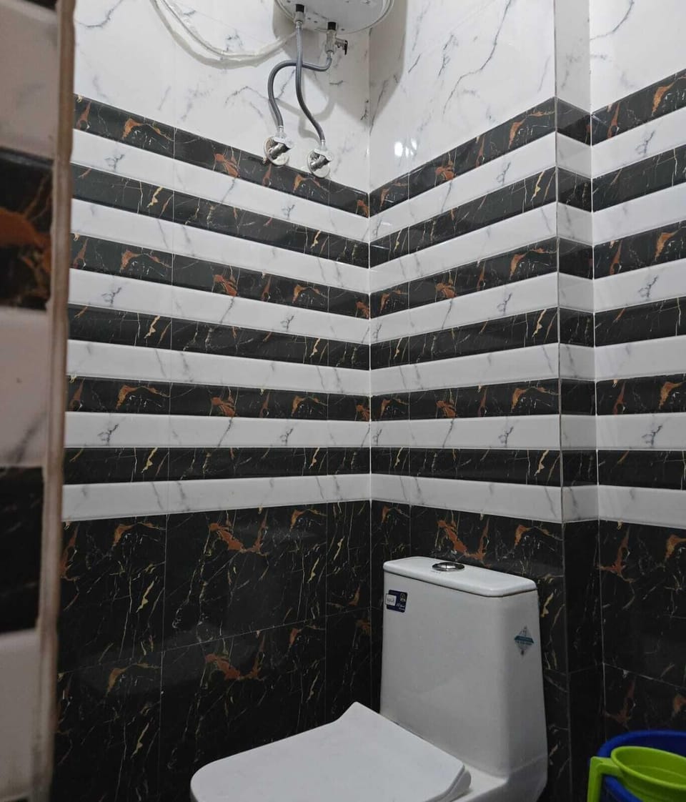 Double Room | Bathroom | Shower, free toiletries, towels, toilet paper
