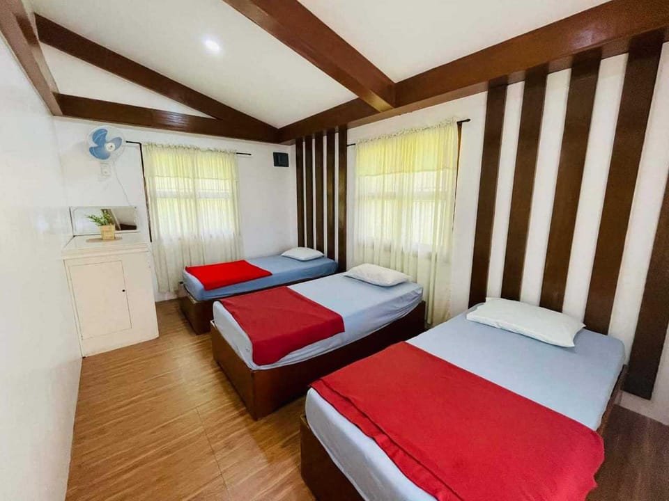 Standard Quadruple Room | Desk, free WiFi, bed sheets
