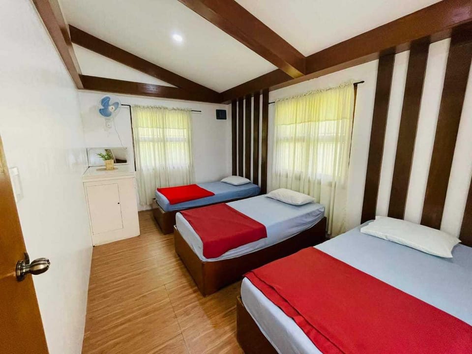 Standard Quadruple Room | Desk, free WiFi, bed sheets