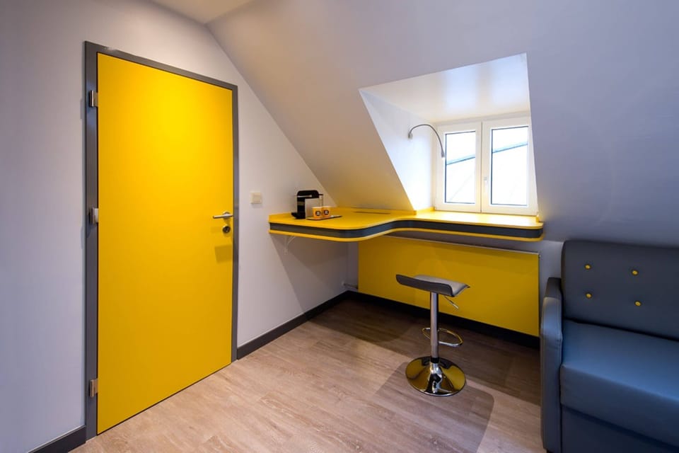 Desk, soundproofing, free WiFi, bed sheets
