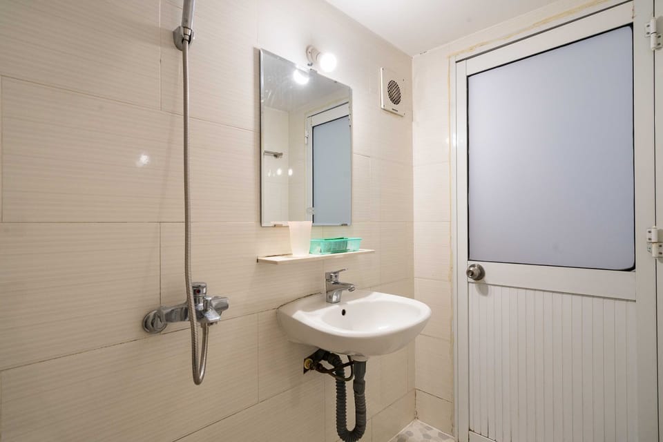 Superior Double Room | Bathroom | Shower, rainfall showerhead, free toiletries, towels