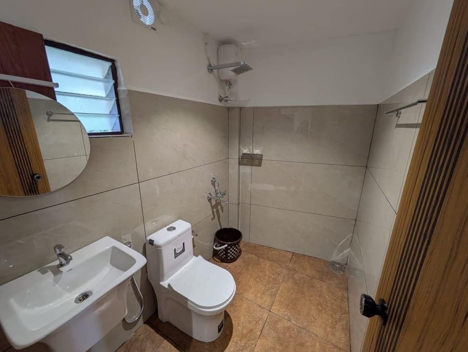 Classic Room | Bathroom | Free toiletries, towels, soap