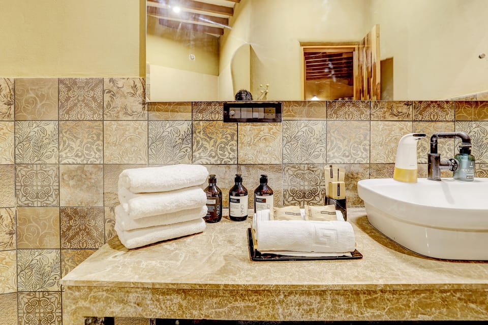 Classic Cottage | Bathroom | Free toiletries, towels, soap, shampoo