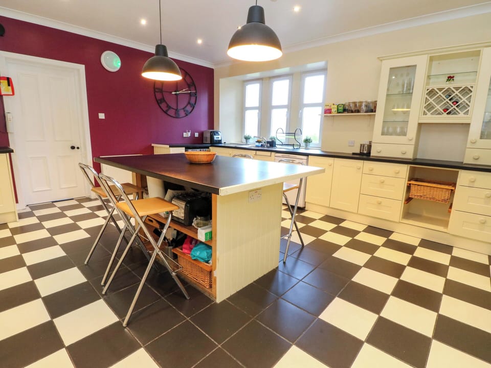 Dishwasher, cookware/dishes/utensils