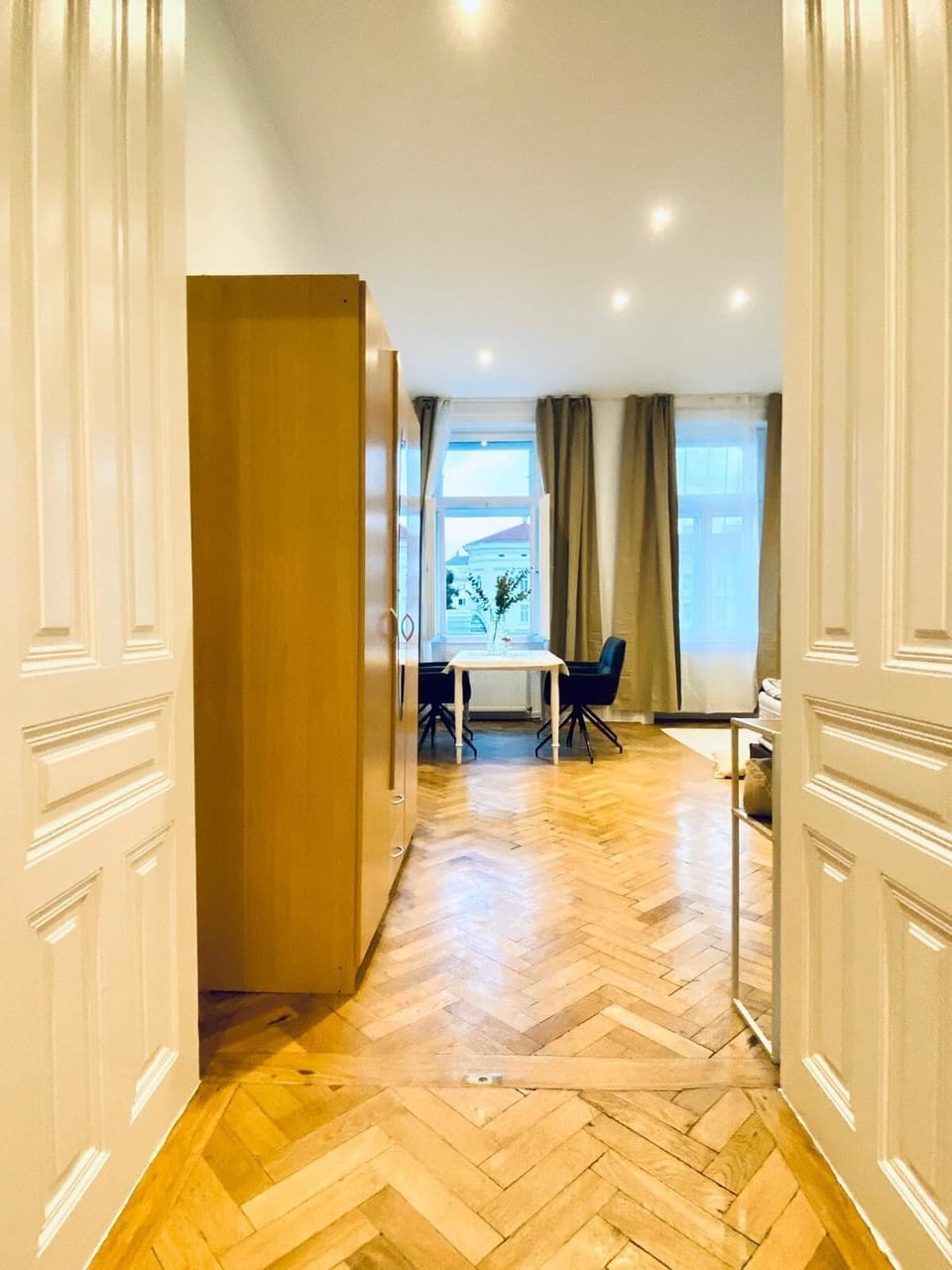 Basic Apartment | Iron/ironing board