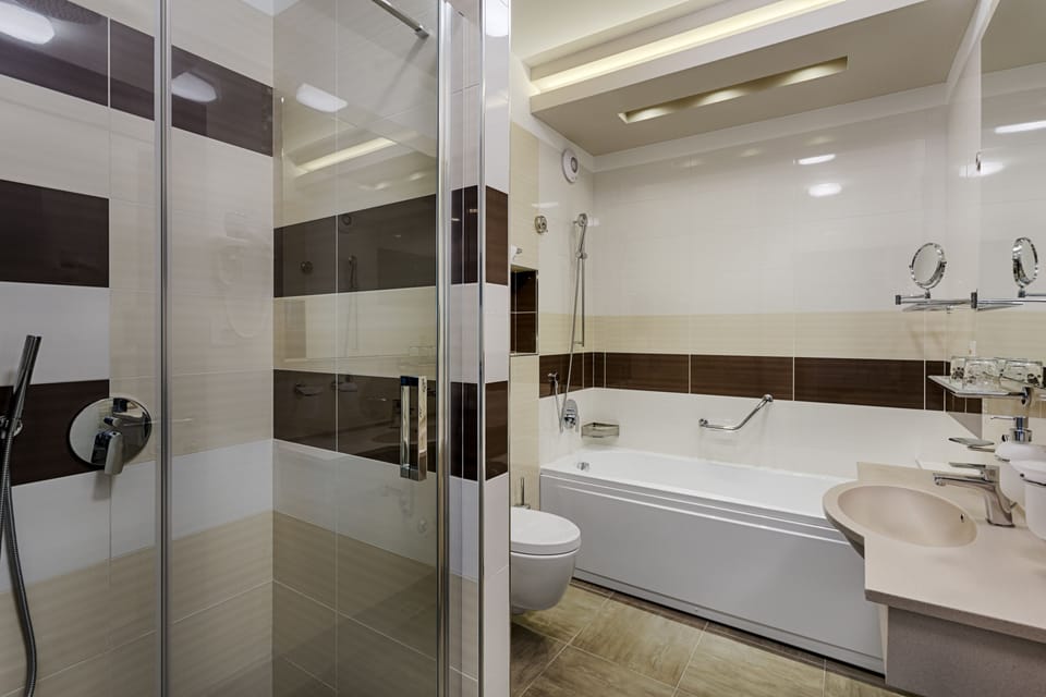 Superior Double or Twin Room, Balcony, Lake View | Bathroom | Separate tub and shower, free toiletries, hair dryer, bathrobes