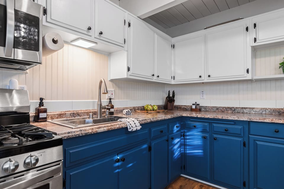 Details of the sink area and granite countertops.