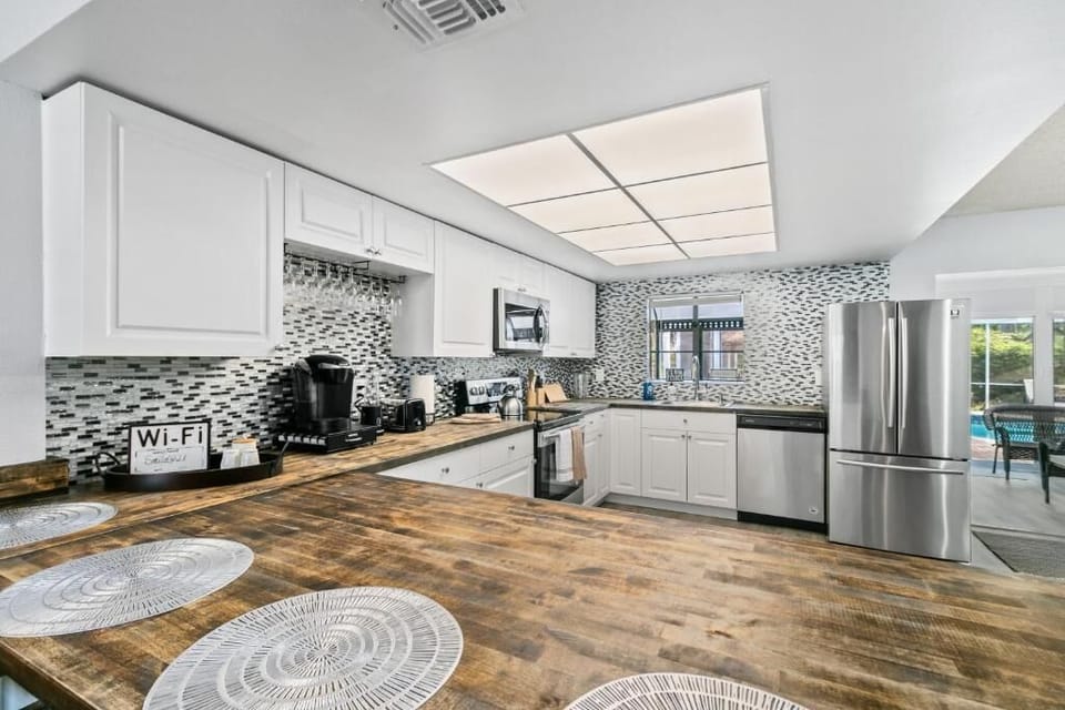 Cook up your vacation favorites! 🍳🥐 The Getaway's bright and spacious kitchen features modern appliances, plenty of counter space, and everything you need to prepare delicious meals at home.