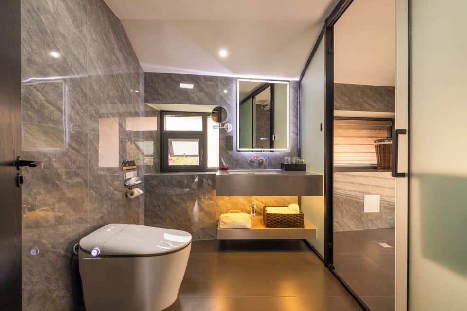 Classic Double Room, Courtyard View | Bathroom | Free toiletries, hair dryer, bathrobes, slippers