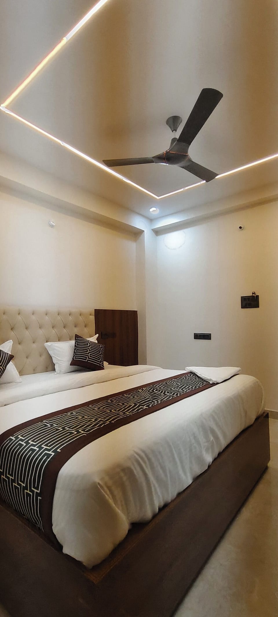 Deluxe Double Room, City View | Living area