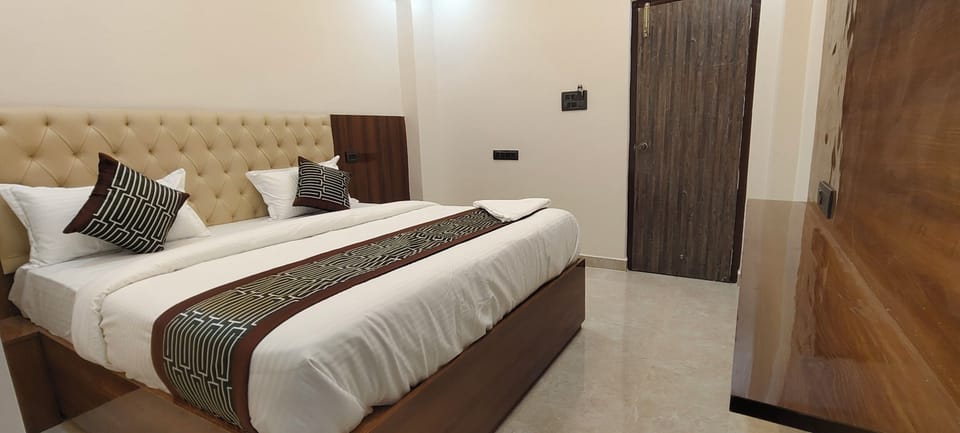 Deluxe Double Room, City View | Desk, laptop workspace, free WiFi
