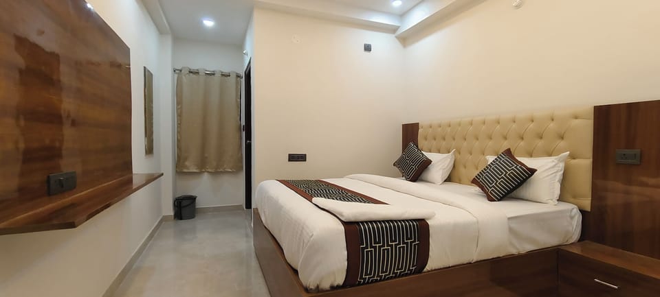 Deluxe Double Room, City View | Desk, laptop workspace, free WiFi