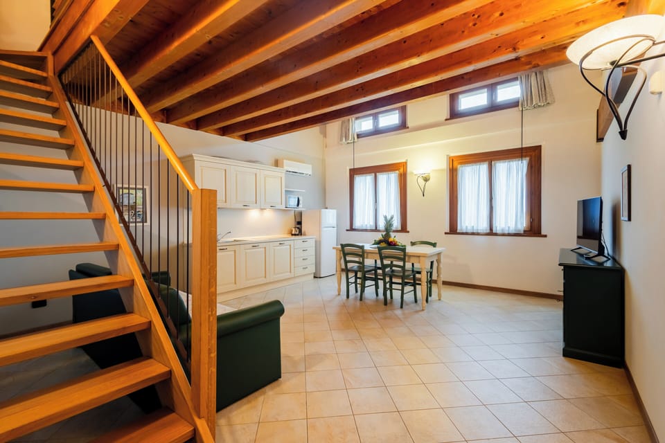 Duplex | Premium bedding, down comforters, cribs/infant beds, free WiFi