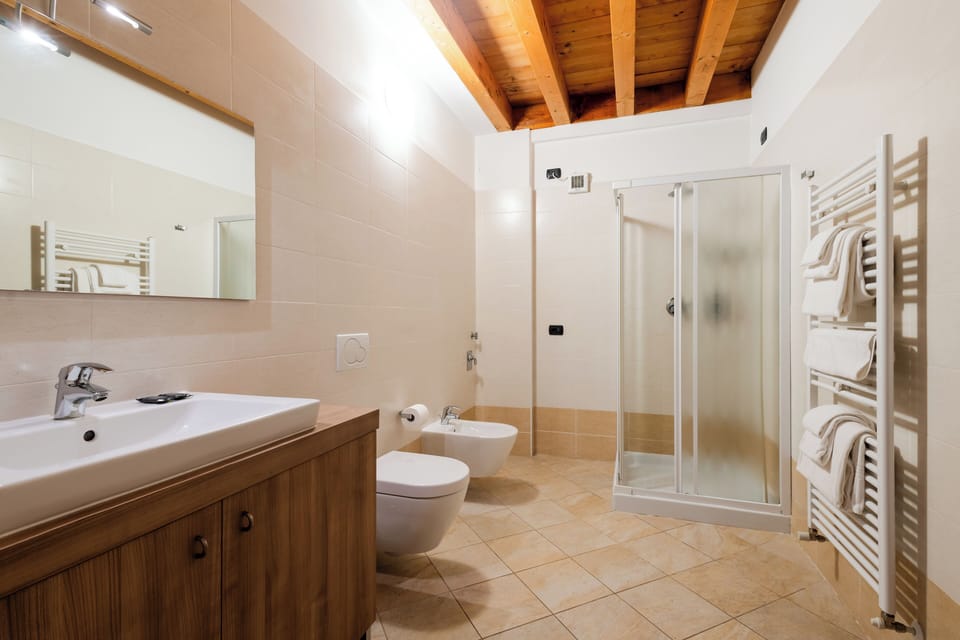 Duplex | Bathroom | Shower, eco-friendly toiletries, hair dryer, towels