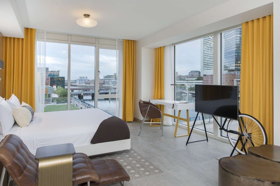 1King Coveted Corner Room - Water View