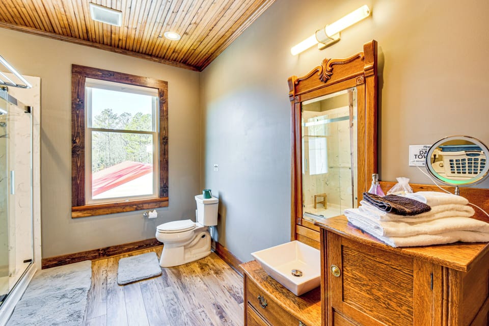 Historic Farmhouse: Memorable Moments Near Clemson Cottage in Lake Hartwell