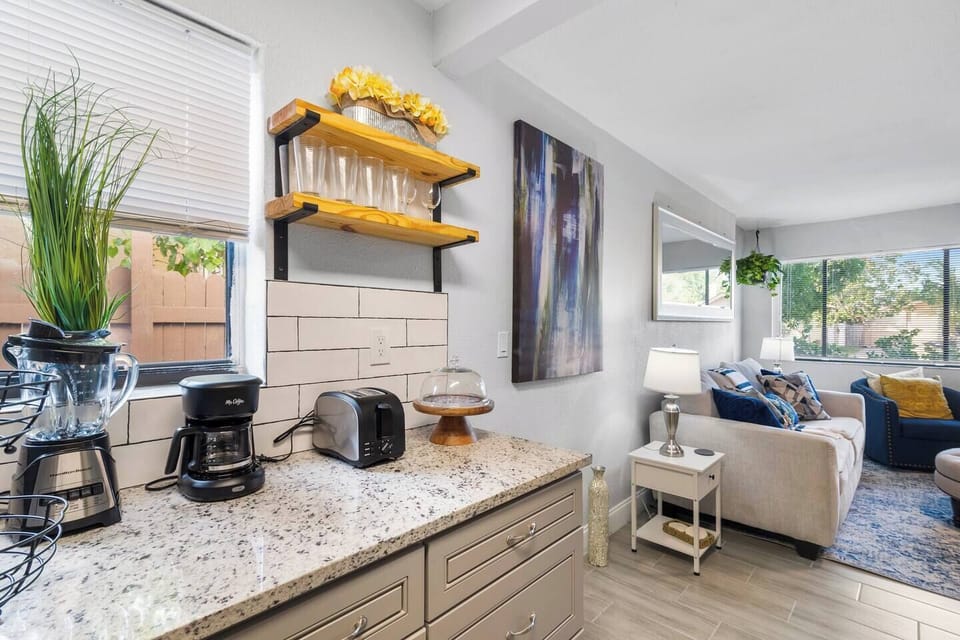 drip coffee machine and bread toaster are available to complete your beautiful morning at West Palm Beach! 
