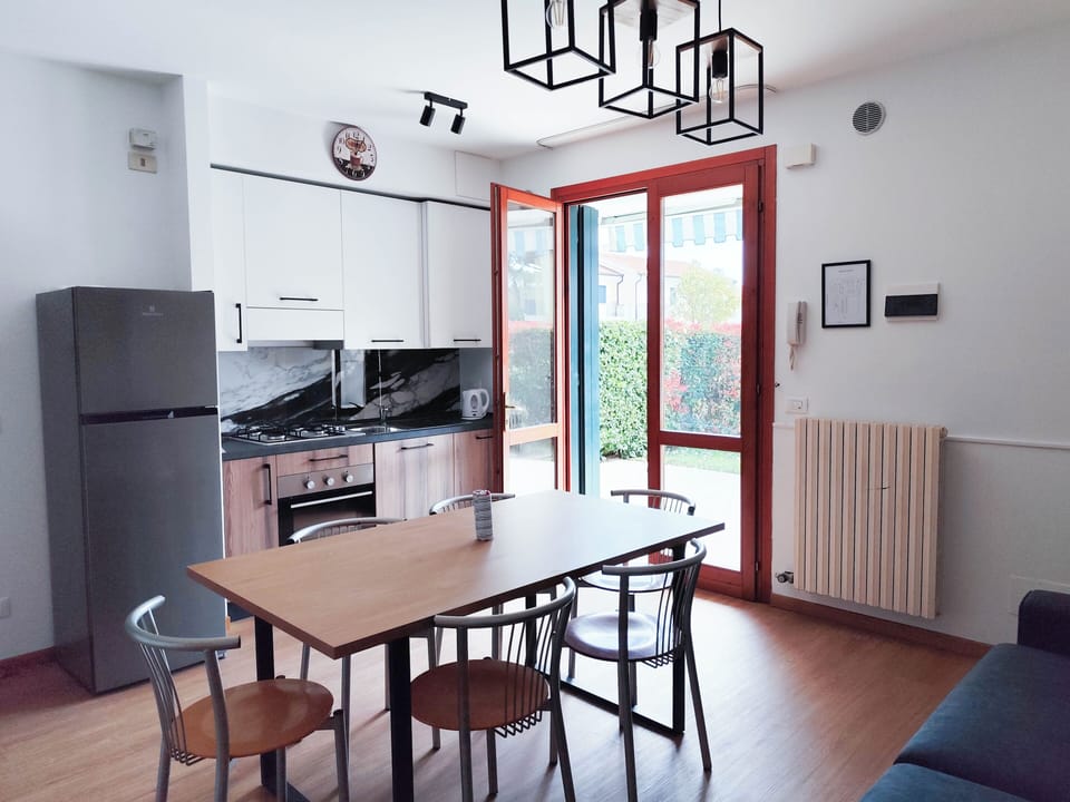 Apartment, 2 Bedrooms, City View | Dining room