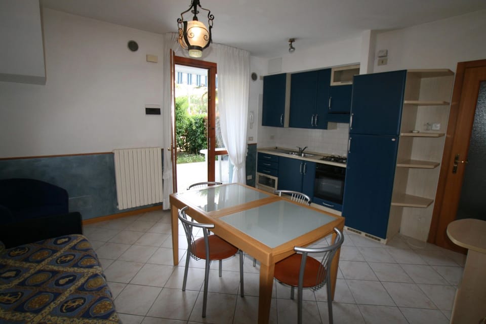 Apartment, 2 Bedrooms, Balcony, City View | Dining room