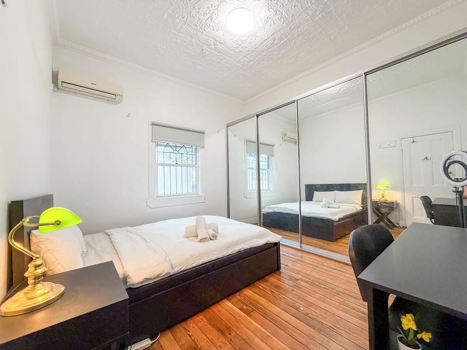Comfort Room | Desk, laptop workspace, free WiFi