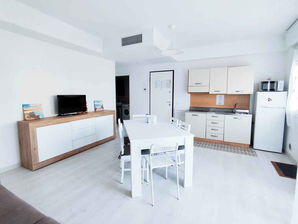 Apartment, 2 Bedrooms, Balcony, City View | Interior