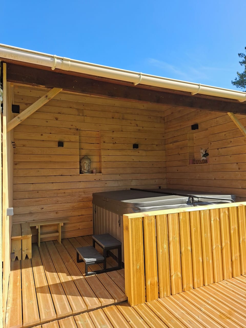 Outdoor spa tub