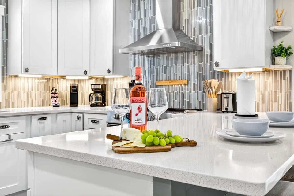 Full kitchen featuring all the essentials for effortless cooking and entertaining.