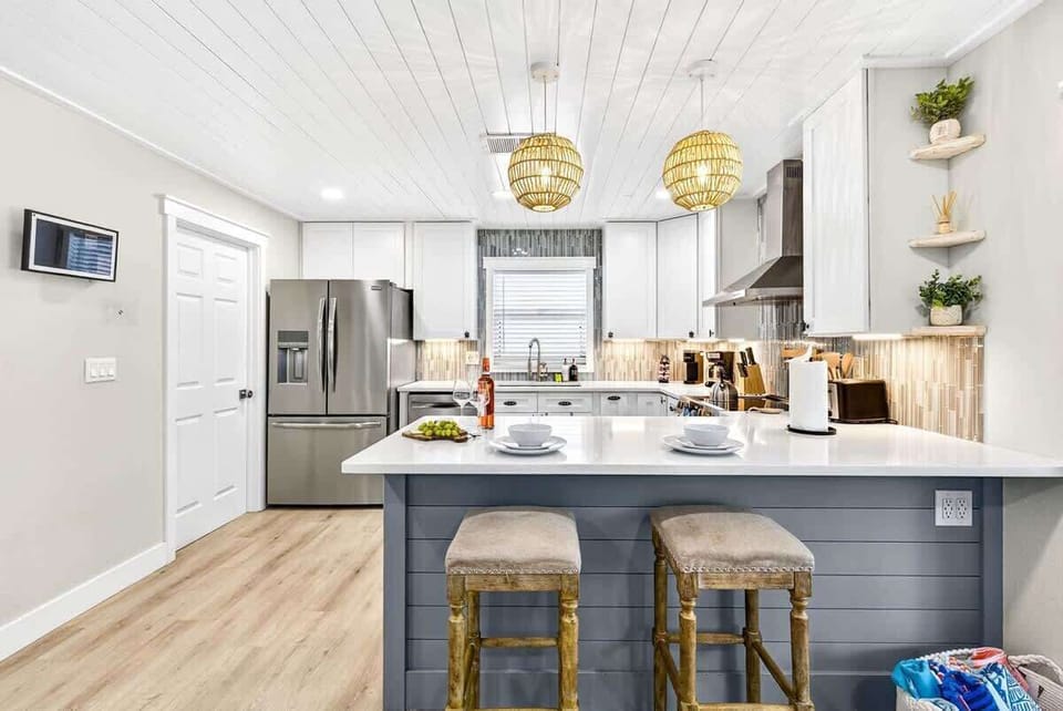 Spacious full kitchen featuring modern appliances and ample storage.