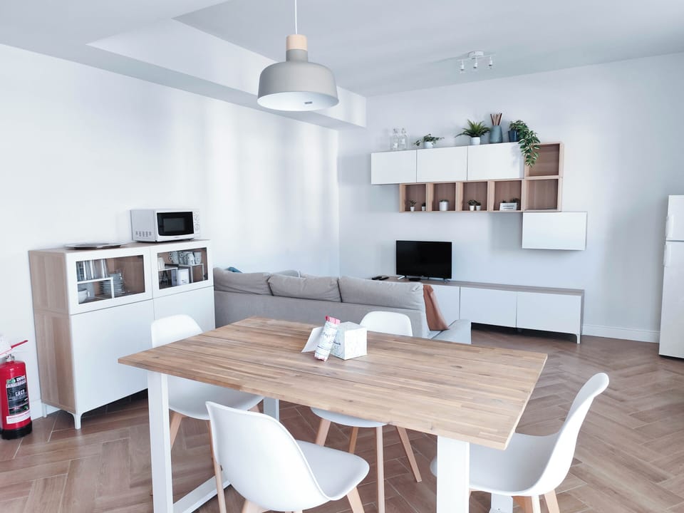 Apartment, 2 Bedrooms, Balcony, City View | Dining room