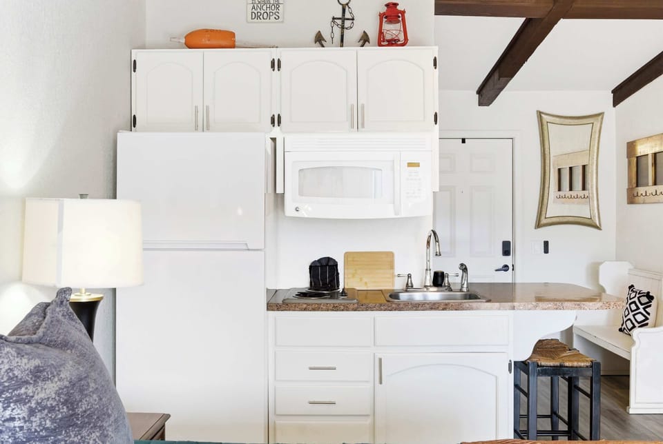 Studio, 1 King Bed, Patio (Driftwood Den) | Private kitchen