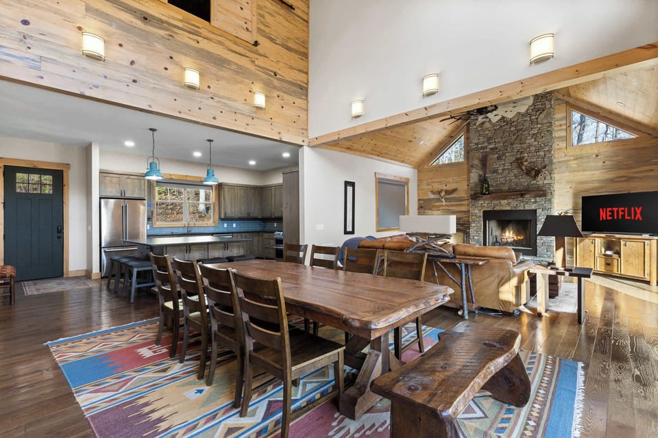 One space, endless possibilities. Relax, mingle, or entertain—our open floor concept makes every moment feel airy, bright, and perfectly social.